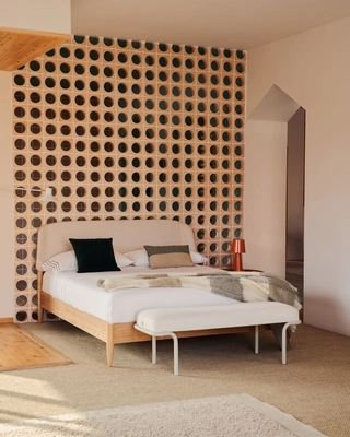 Kave Home - Octavia-bed in essen multiplex met wit gestoffeerd