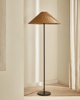 Kave Home - Staande Urania-lamp van rotan en metaal met zwart